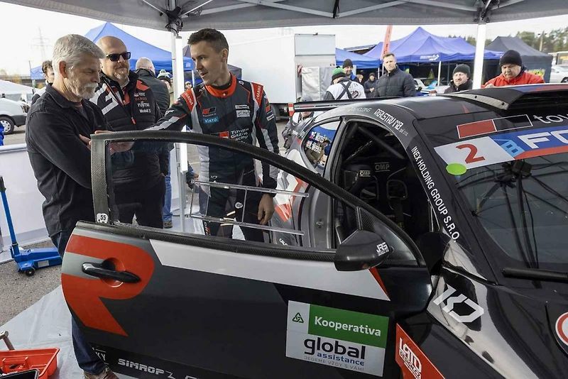 Pilot Filip Mareš svezl prezidenta Petra Pavla v rallyeovém speciálu. Pak si role vyměnili