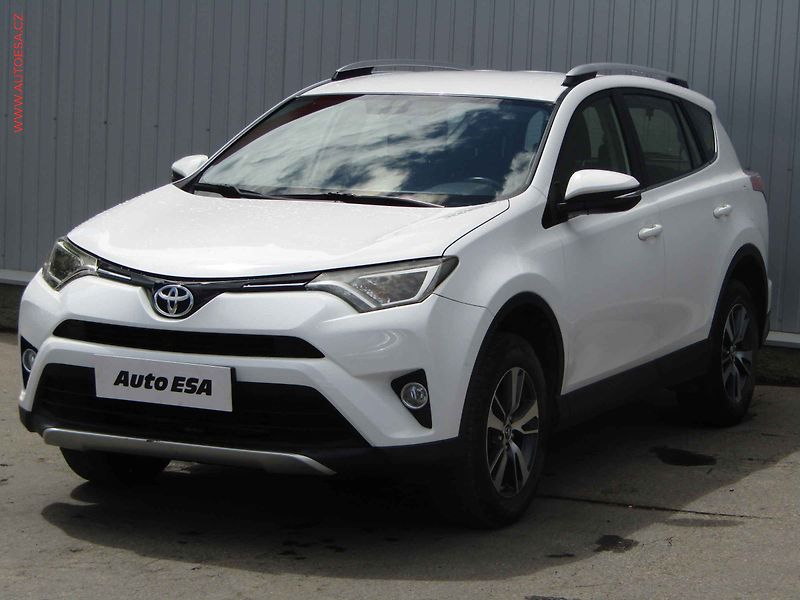 Toyota RAV4 (2016) 2.0 D-4D, TZ, navi, kamera - fotka 3 z 20