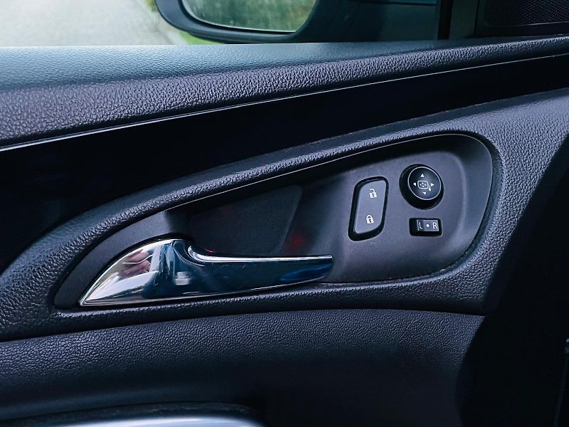 Opel Insignia 2.0CDTi MANUÁL KAMERA SERVISKA - fotka 31 z 46