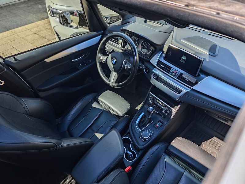 BMW Řada 2 (2016) 220D Grand Tourer M-paket - fotka 17 z 43