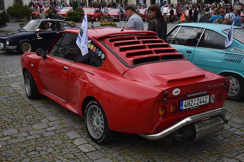 Tři z účastníků srazu před bránou továrny Škoda Auto v Kvasinách