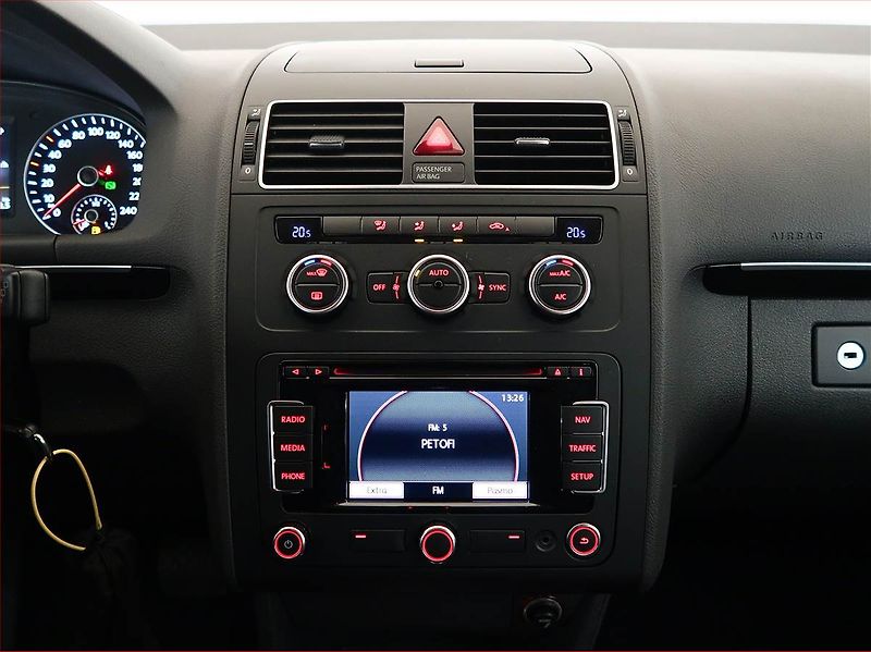 Volkswagen Touran (2014) 2.0 TDI, Automat, 7 míst - fotka 12 z 18