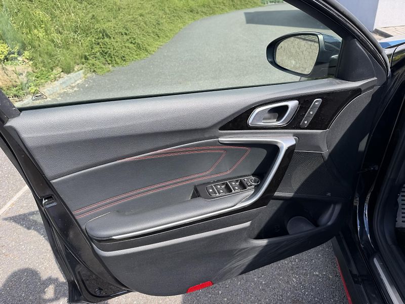 Kia ProCeed GT 1,6GDi 150kW automat navi  - fotka 15 z 23