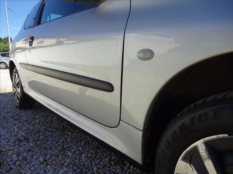Peugeot 206 1,1 i - fotka 10 z 37