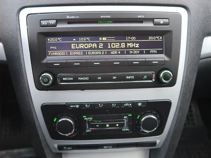 Škoda Octavia (2010) Ambiente 2.0 TDI, Xenony - fotka 12 z 16