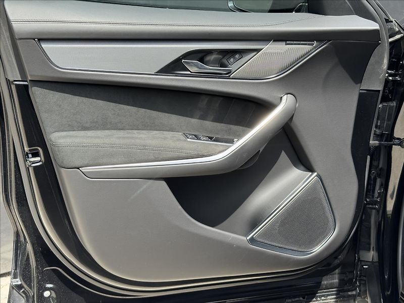 Jaguar F-Pace 5,0 P550 SVR AWD ZÁRUKA - fotka 29 z 36