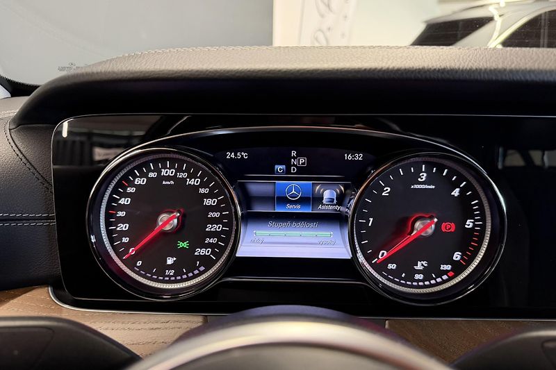 Mercedes-Benz Třídy E (2018) E 200d Exclusive - fotka 38 z 103