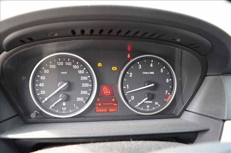 BMW Řada 5 (2008) 560 TOURING - fotka 10 z 33