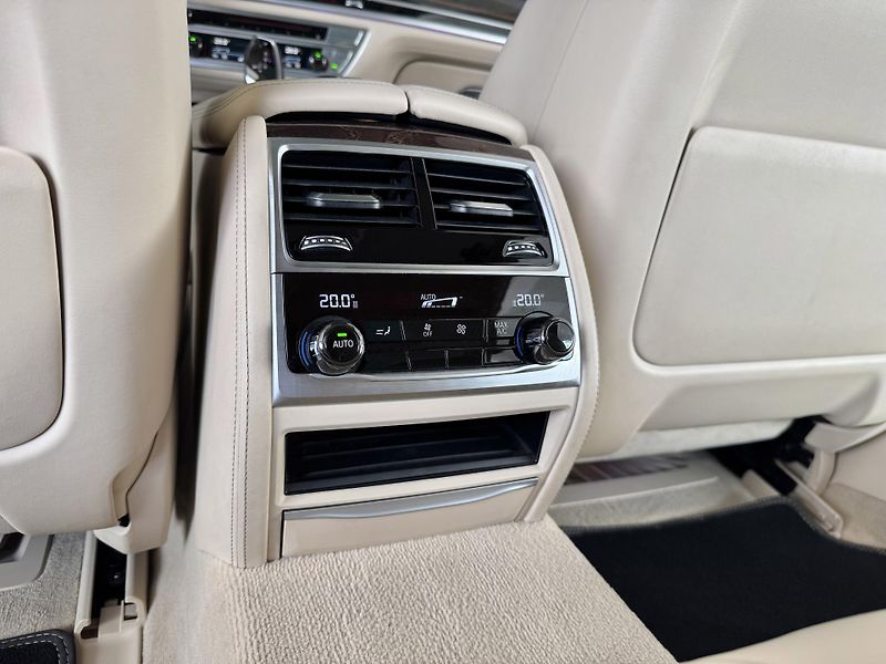 BMW Řada 7 730d xDrive*Laser*Dověry*Masáž - fotka 40 z 46