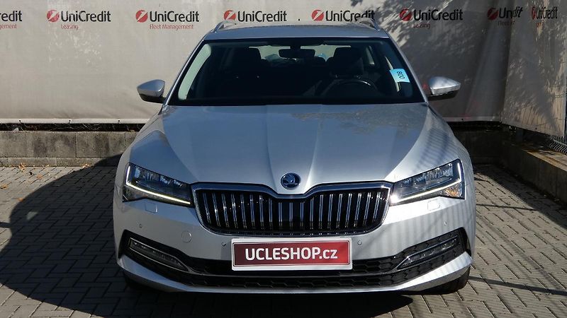 Škoda Superb Combi 2,0 TDI DSG Style - fotka 2 z 25