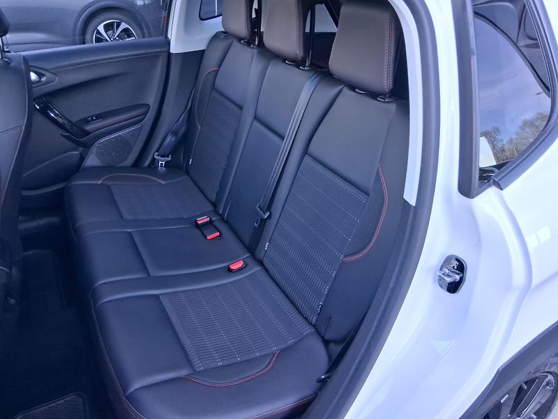 Peugeot 2008 GT LINE 1.2 PureTech 81 kW - fotka 5 z 30