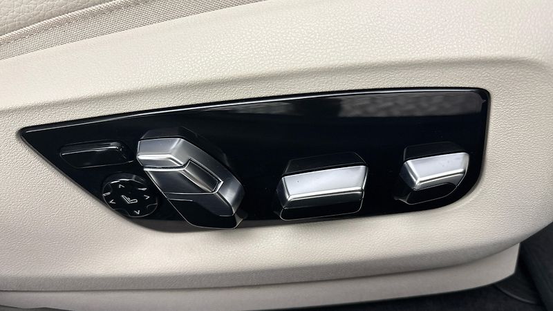 BMW Řada 5 530e AUT xDrive M-paket Tourin - fotka 22 z 30
