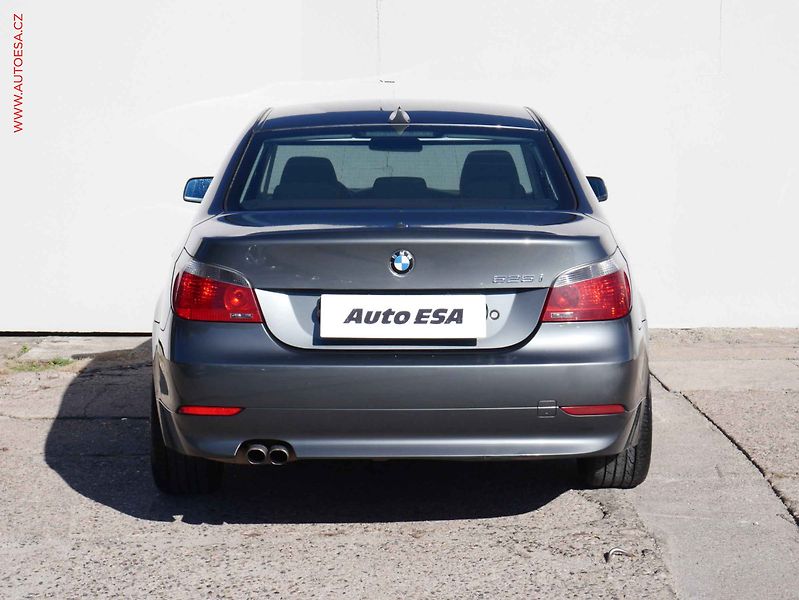 BMW Řada 5 (2005) 2.5i, ČR, AC, xenon - fotka 5 z 15