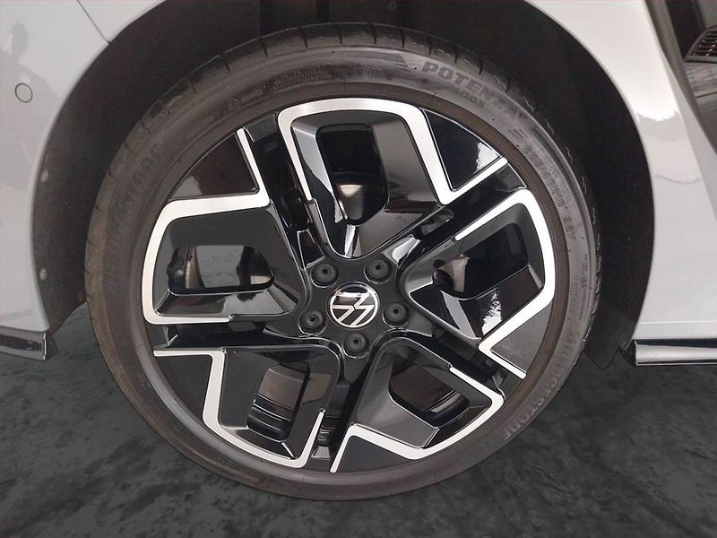 Volkswagen Golf (2024) R-Line 1.5 eTSI - fotka 15 z 17