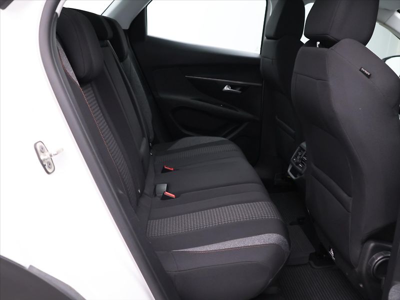 Peugeot 3008 1.2 PureTech 96kW CZ DPH - fotka 12 z 28