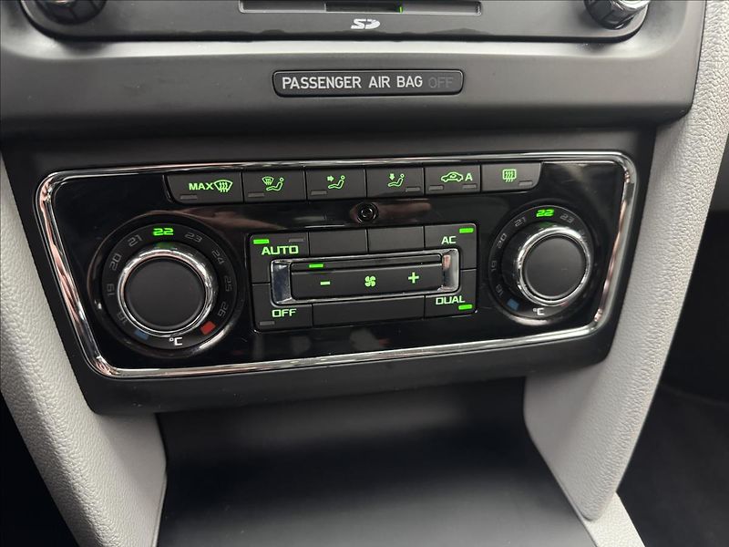 Škoda Superb 2,0 TDi DSG ALU COLUMBUS TAŽNÉ - fotka 17 z 32