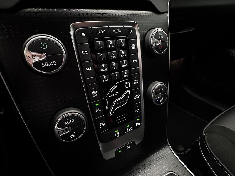 Volvo V40 T3 R-DESIGN AUT REZERVACE - fotka 37 z 47