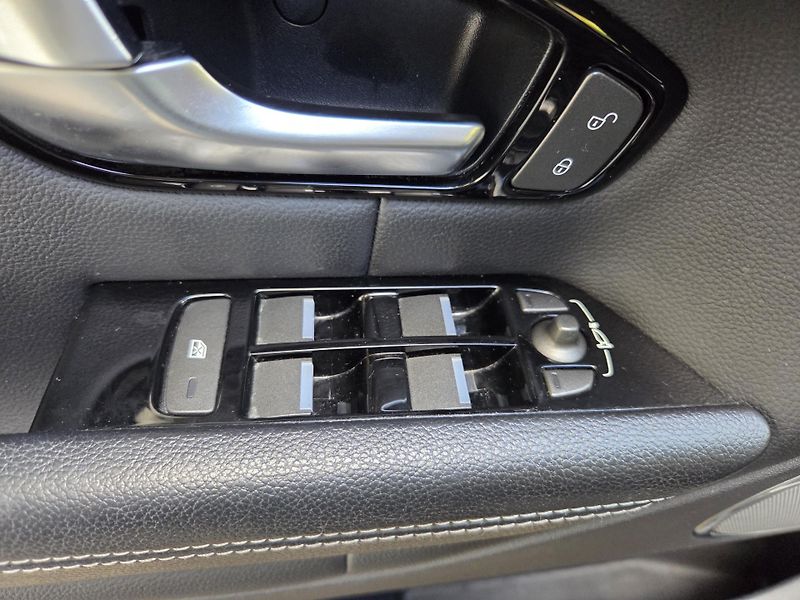Land Rover Range Rover Evoque (2016) 2.0TD Aut 4x4 Hlučnější motor - fotka 22 z 38