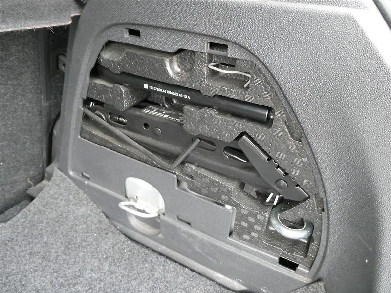 Opel Corsa 1,4 16V 74kW, drobné vady laku - fotka 28 z 42