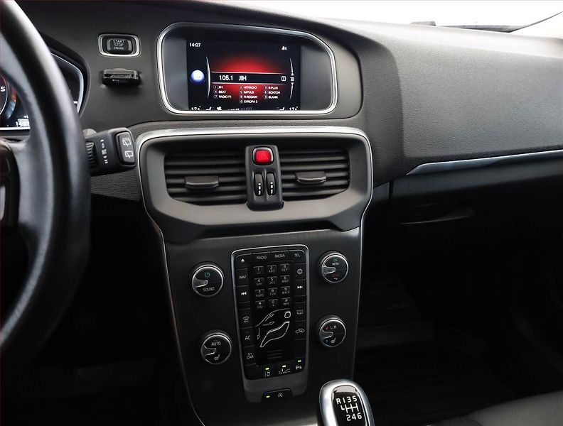 Volvo V40 (2014) 1.6 D2, Serv.kniha, Navi - fotka 10 z 18