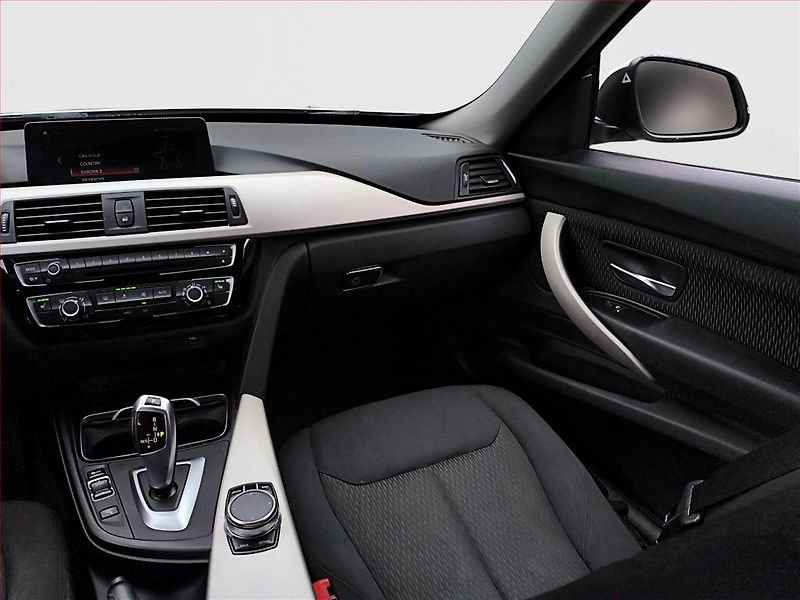 BMW Řada 3 (2019) 320d xDrive GT, 4X4, Automat - fotka 8 z 17