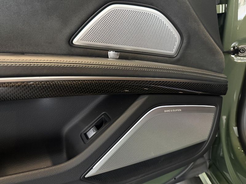 Audi S8 B&O-Adv. Carbon Matrix Pano TV - fotka 7 z 52