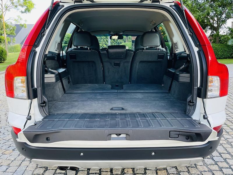 Volvo XC90 2.4D5 4x4 AUT VÝHŘEV SENZORY - fotka 19 z 44
