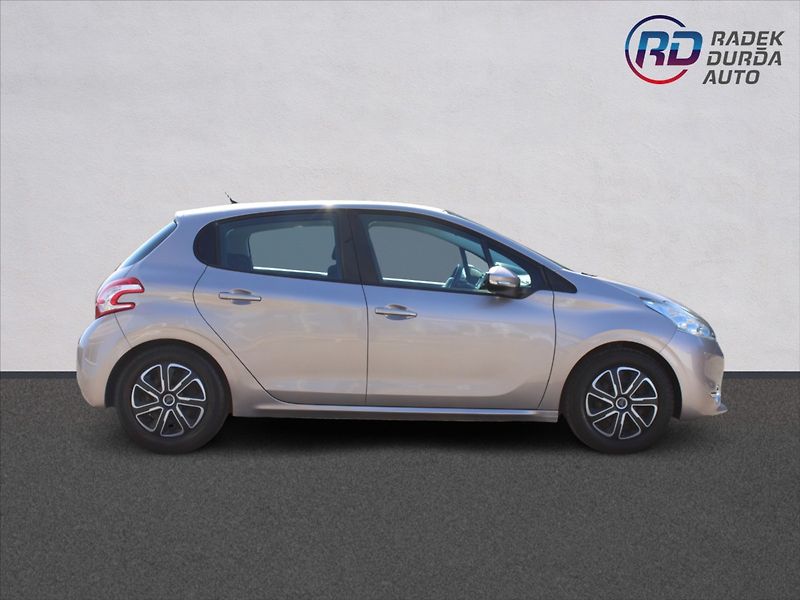 Peugeot 208 1,4 i  NOVÉ V ČR - fotka 4 z 23