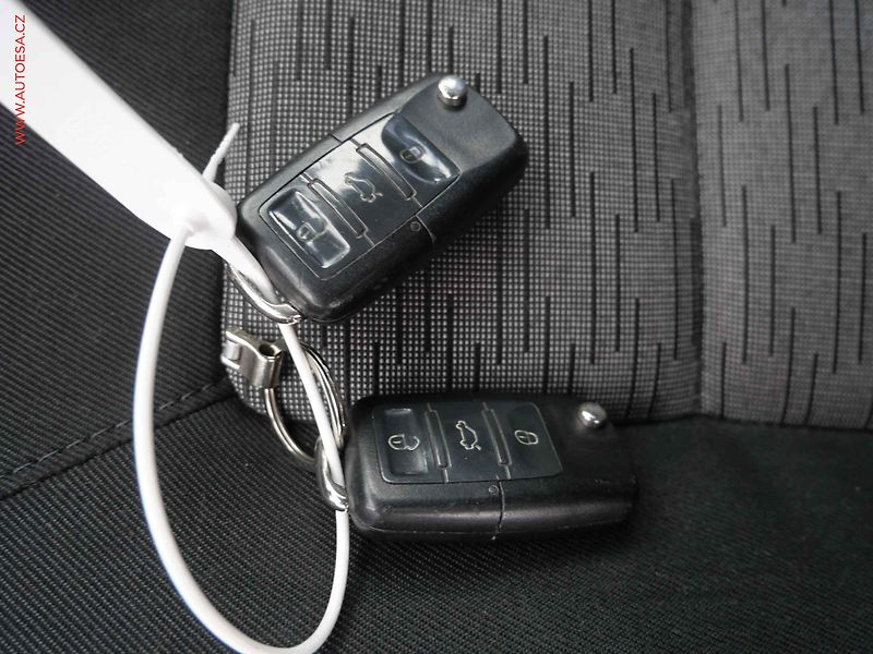 Škoda Octavia (2009) 1.9 TDi, Ambiente - fotka 24 z 24