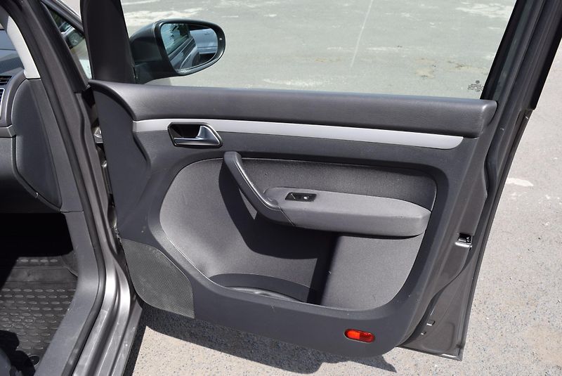 Volkswagen Touran (2010) 1.6TDI 77kw TRENDLINE BMT NAV  - fotka 34 z 48