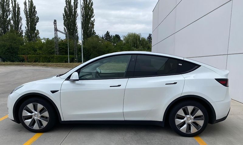 Tesla Model Y (2023) LR Long Range 2023 - fotka 3 z 23