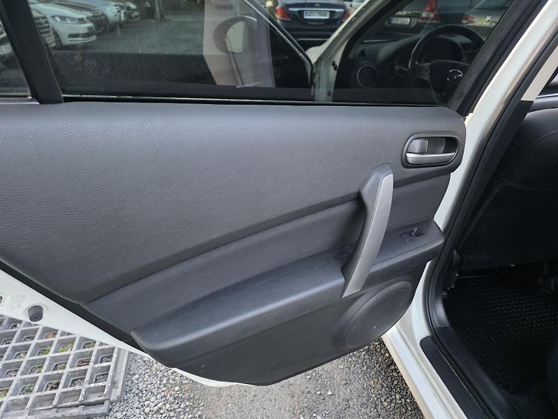 Mazda 6 2.0 D Xenon Bose - fotka 6 z 19