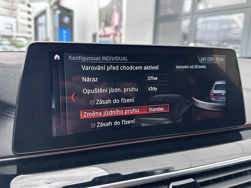 BMW Řada 5 M550d xDrive - fotka 23 z 33