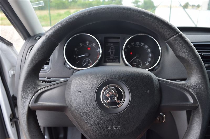 Škoda Yeti 1,2 TSI 77KW NÍZKÉ KM NOVÁ STK - fotka 37 z 46