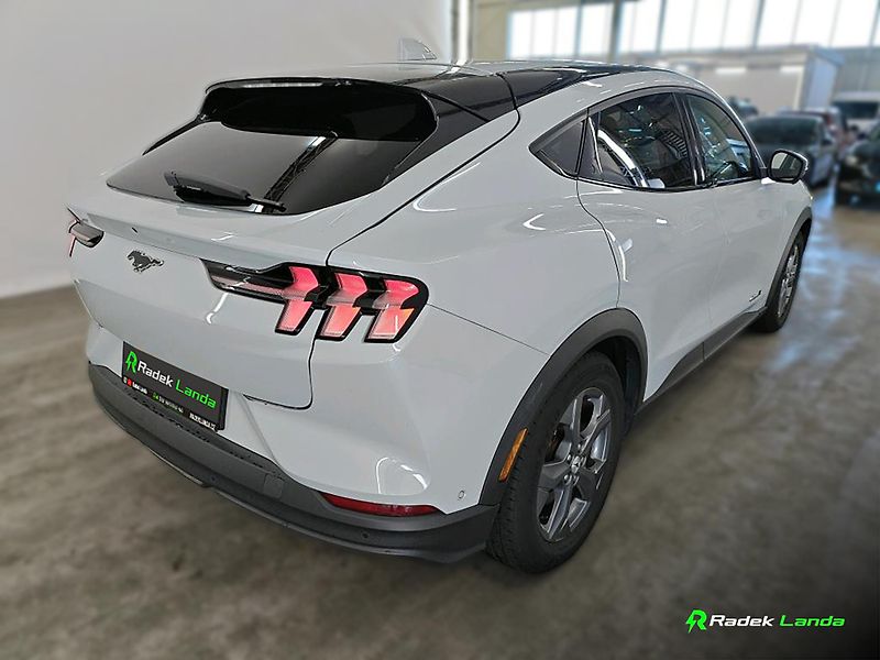 Ford Mustang Mach-E (2023) Extended Range 99 kWh | RWD - fotka 4 z 7