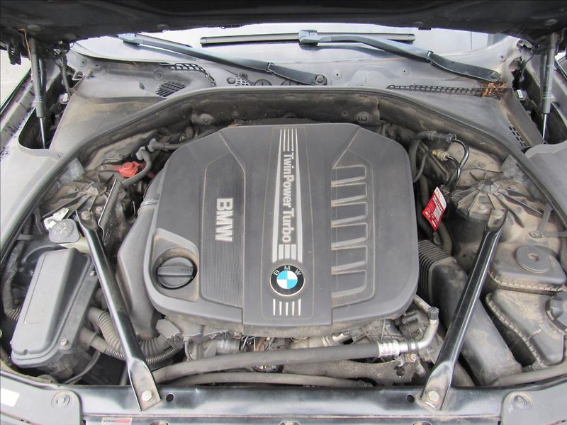 BMW Řada 5 3,0 d 530d xDrive - fotka 32 z 35