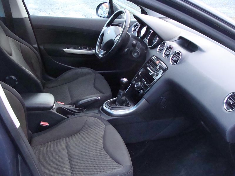 Peugeot 308 1.6 HDi, 68 kW, panorama,klima - fotka 15 z 31