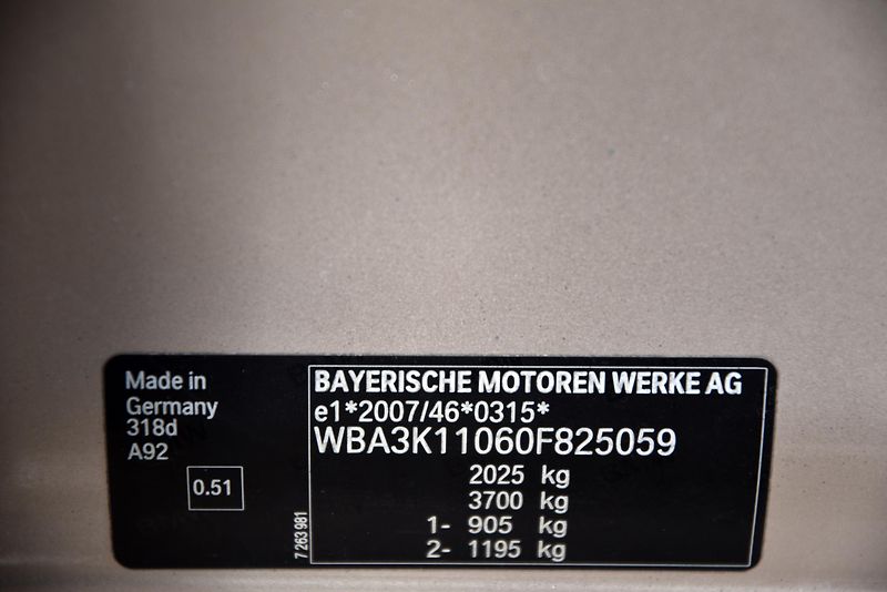 BMW Řada 3 318d (2.0) 6st, NAVI, ALU, PDC - fotka 51 z 51