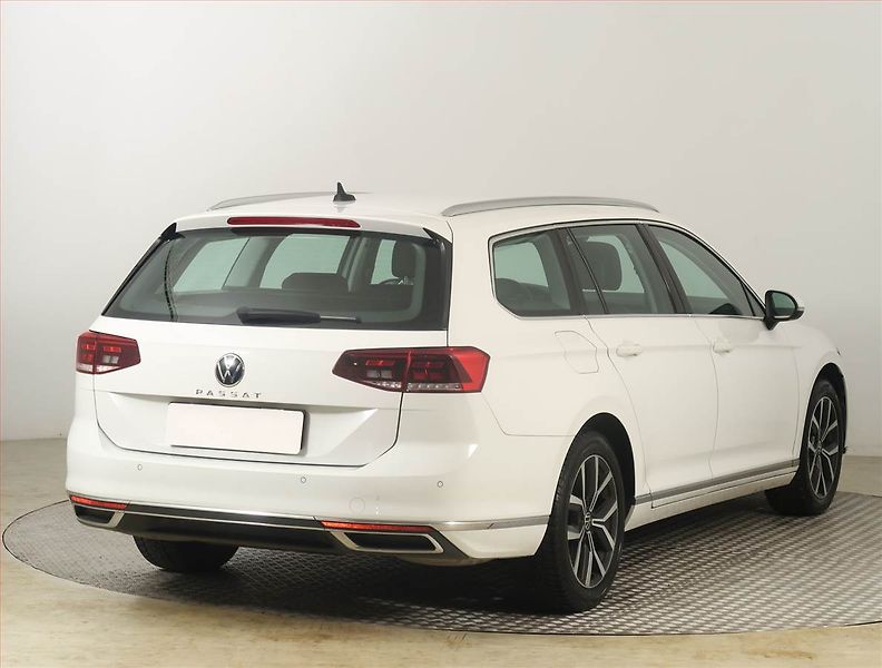Volkswagen Passat (2020) Elegance 2.0 TSI, Automat - fotka 5 z 22
