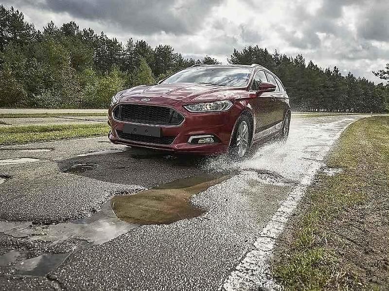 Ford testuje jízdu přes výmoly na testovací trase u belgického Lommelu.