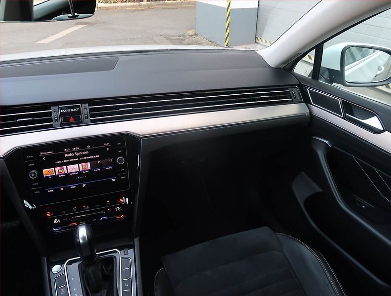 Volkswagen Passat (2020) Elegance 2.0 TSI, Automat - fotka 8 z 22