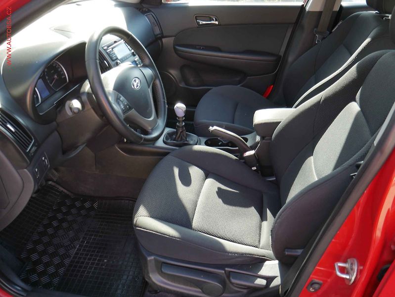 Hyundai i30 (2009) 1.6 CVVT, 2.maj,ČR, Klima - fotka 9 z 16