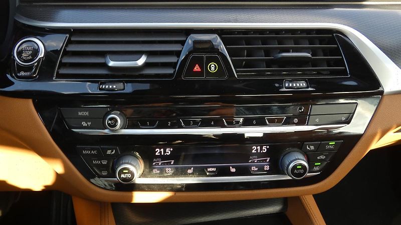 BMW Řada 5 M 550i xDrive - fotka 16 z 25