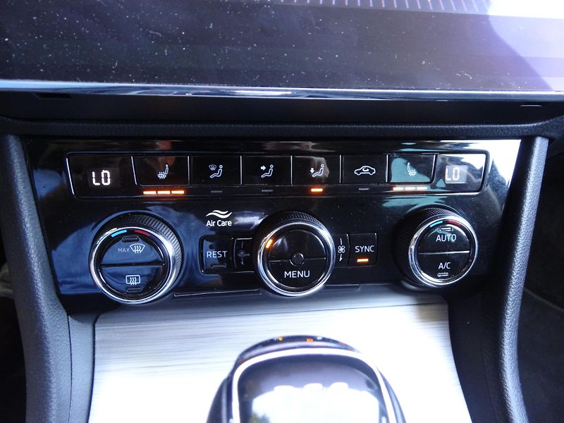 Škoda Superb 2.0TDi DSG Taž.zař. Plná nádrž - fotka 18 z 41