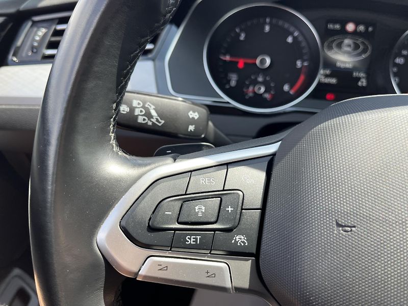 Volkswagen Passat 2.0TDi DSG 110kW BusinessPremi - fotka 15 z 21