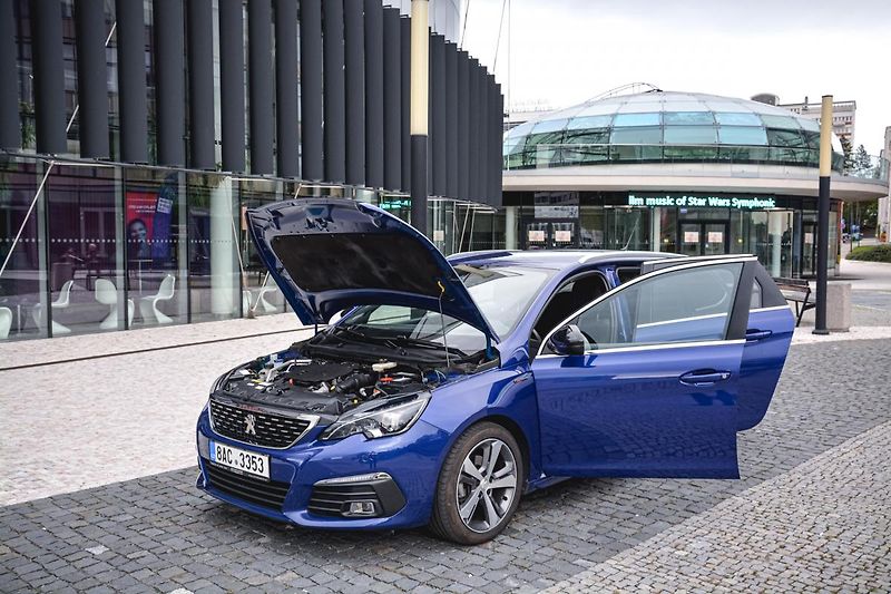 Peugeot 308 (2020) GT NAVI1.5 BlueHDi ČR 1MAJITEL - fotka 17 z 33