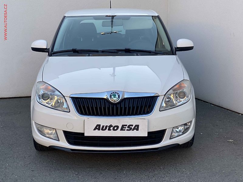 Škoda Fabia (2011) 1.2 TSi, Ambition, DSG, park - fotka 2 z 16