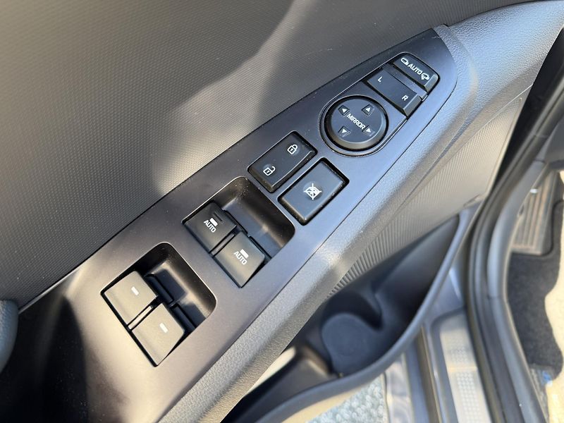 Hyundai IONIQ (2018) Electric 28 kWh - fotka 14 z 17
