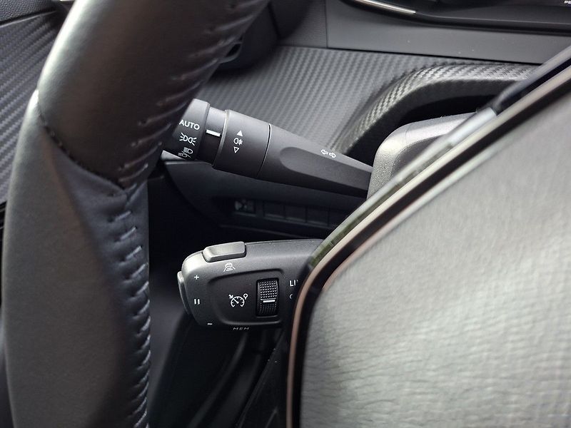 Peugeot 2008 ALLURE 1,2 PT 100k M6 - fotka 19 z 26