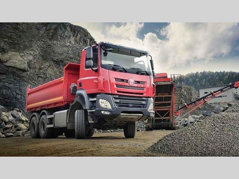 Tatra Force 8x8 – vozidlo pro přepravu potrubí.